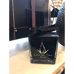 bougie parfumée patchouli carré noir moyen collection