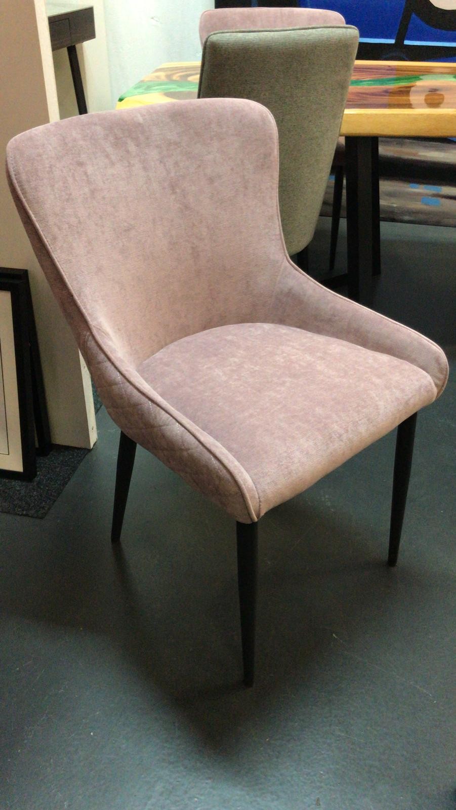 https://www.mickyshouse.ch/shop/3285/chaise-rose-poudre.jpg